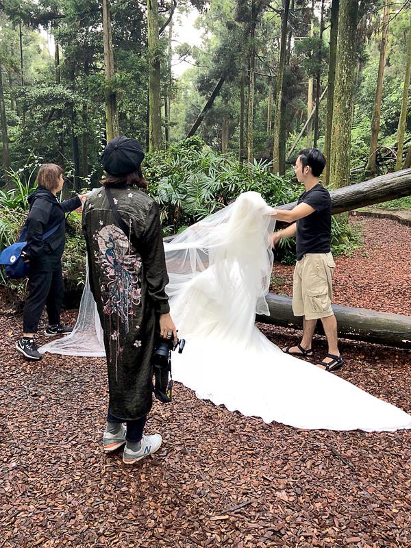 輕婚紗 首選唯你婚紗，台北婚紗 中最推薦的高質感 婚紗照，拍婚紗 優惠實在，給新人最幸福的 輕婚紗 體驗，客製化 婚紗攝影 包套，網路評價一致好評 婚紗價格 最透明的 婚紗攝影 團隊，實現您夢幻婚禮就在唯你 婚紗攝影。